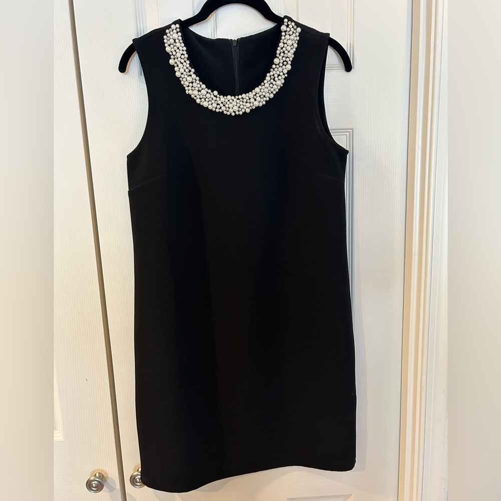 Beautiful black dress with white accesories